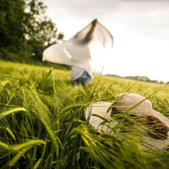 Personne en mouvement dans la nature, incarnant l’élan de vie et la vitalité intérieure liée au rêve d’âme