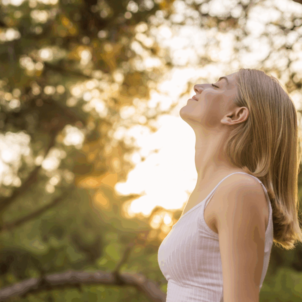 Personne respirant dans la nature – rester alignée malgré la pression