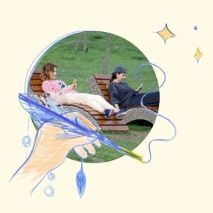 Deux femmes absorbées par leur smartphone dans un parc, image illustrant le contraste entre connexion numérique et expression personnelle