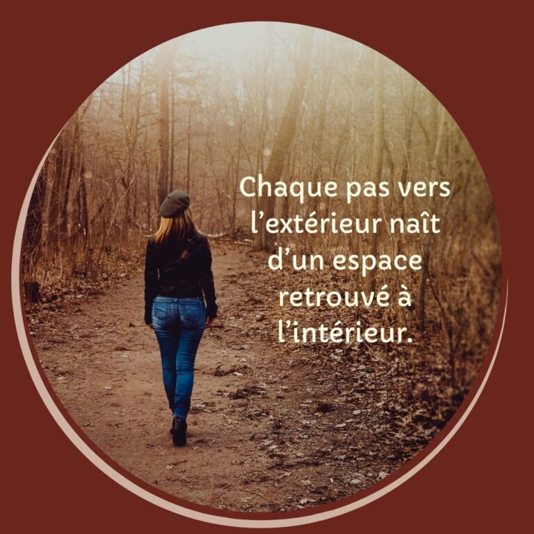 Femme marchant dans la nature, illustrant un mouvement intérieur qui se réouvre et un retour à son espace vivant.