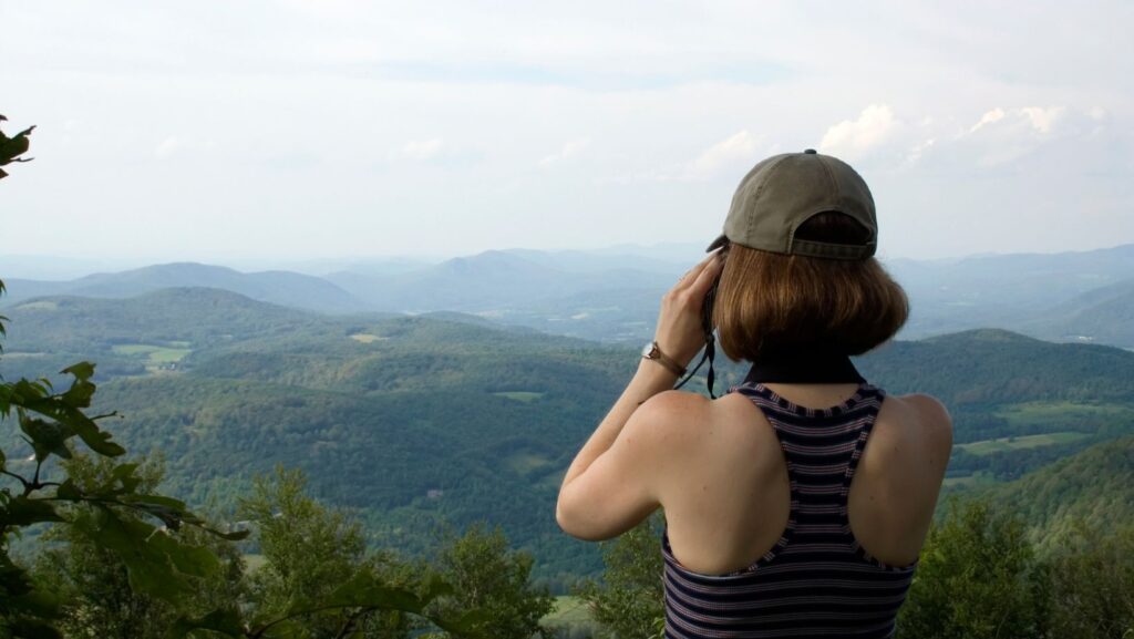 Femme qui regarde au loin, symbole de prendre du recul