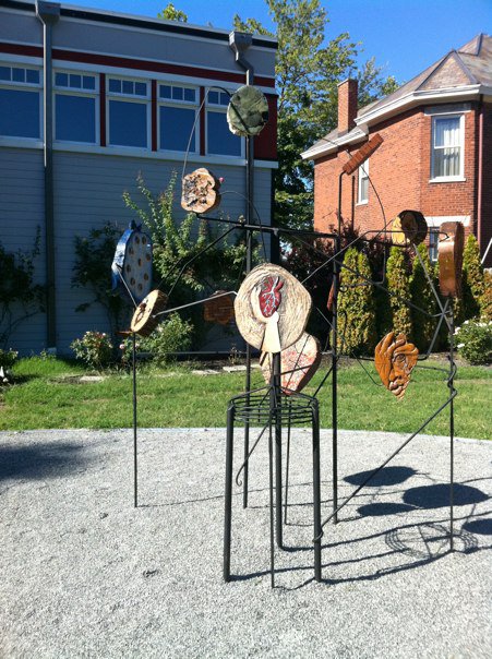 Sculpture Ubuntu créée par 12 artistes et 2 soudeurs à l'initiative de Corinne Spielewoy - Paducah (KE) 2010