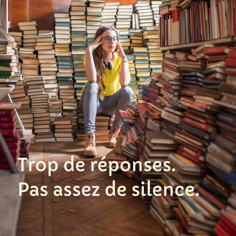 Pile de livres illustrant l'infobésité et la surcharge d'informations
