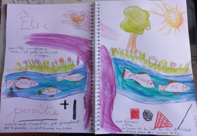 Pratique créative d'une rivière avec un pont- de paraître à être