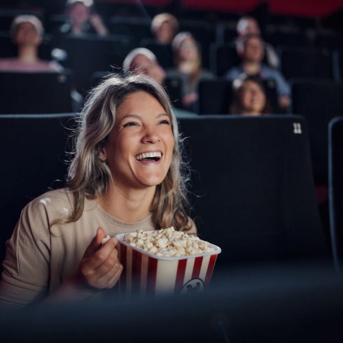 femme rire seule authenticité expression spontanée