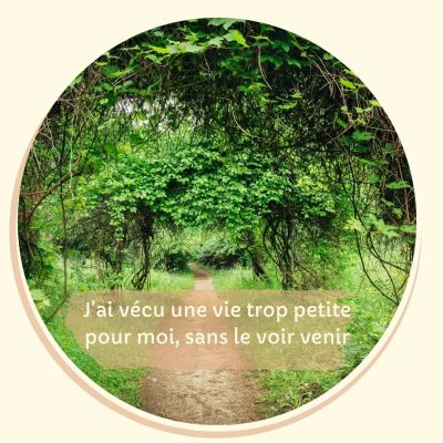 Chemin ouvert dans la nature représentant l’élan intérieur et la liberté retrouvée