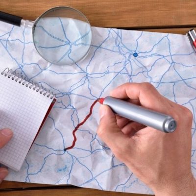 Explorer son chemin de vie avec créativité existentielle, symbolisé par une main qui trace