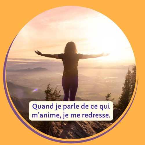 Femme debout dans la nature, posture droite et stable, illustrant une confiance durable qui naît de l’alignement intérieur