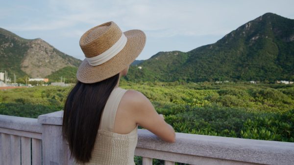 Femme regardant un paysage de montagnes, posture contemplative
