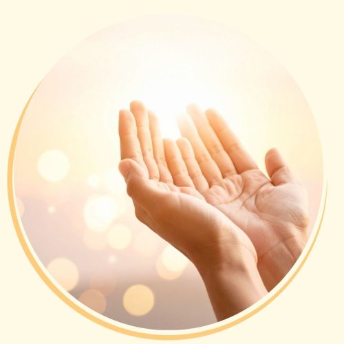 Main qui se déploie vers la lumière pour illustrer la libération d’une croyance limitante