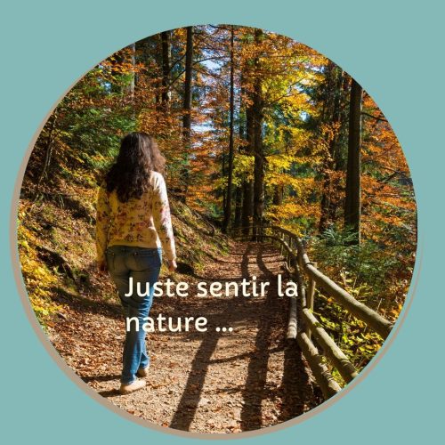 Femme marchant seule dans une forêt en automne, image symbolisant la reconnexion à soi et le retour à l’élan intérieur