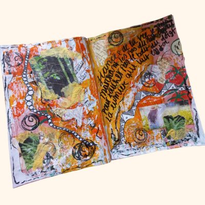 Carnet et outils créatifs illustrant la créativité intuitive comme voie d’expression du rêve d’âme